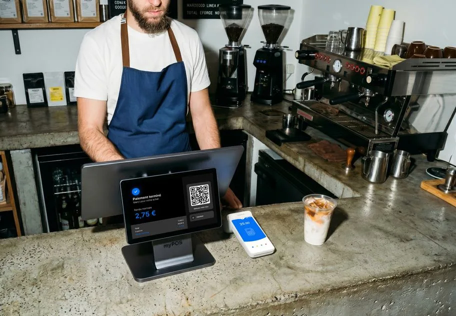 Cassa e POS al banco di un bar